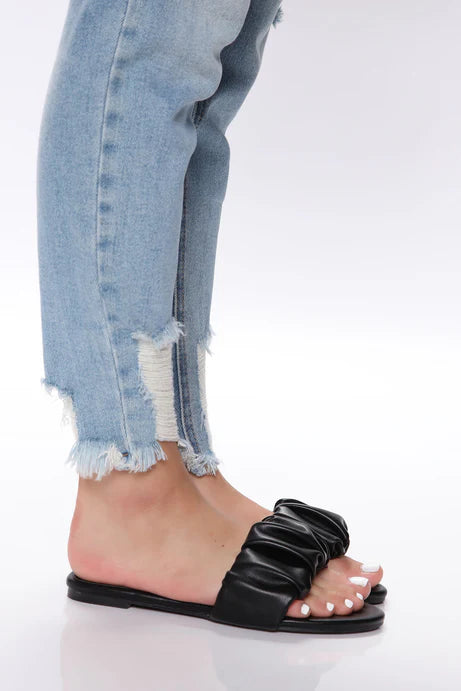 Ruffle Slider Black